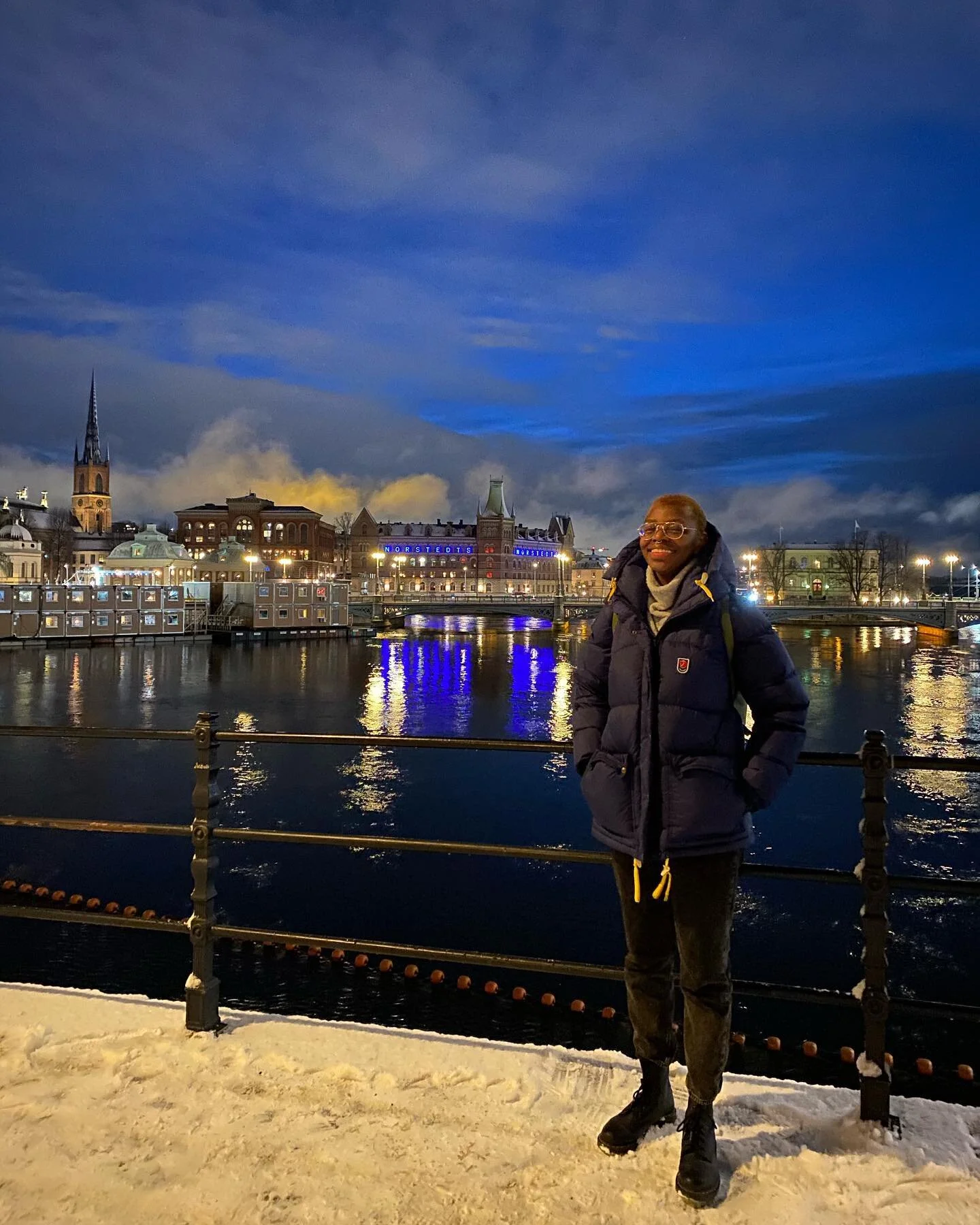 Snubblar p&aring; en bild fr&aring;n i vintras. Ta en bild p&aring; mig h&auml;r sa jag till min systerdotter. T&auml;nk att boken kom ut och att Norstedts blev mitt f&ouml;rlag.