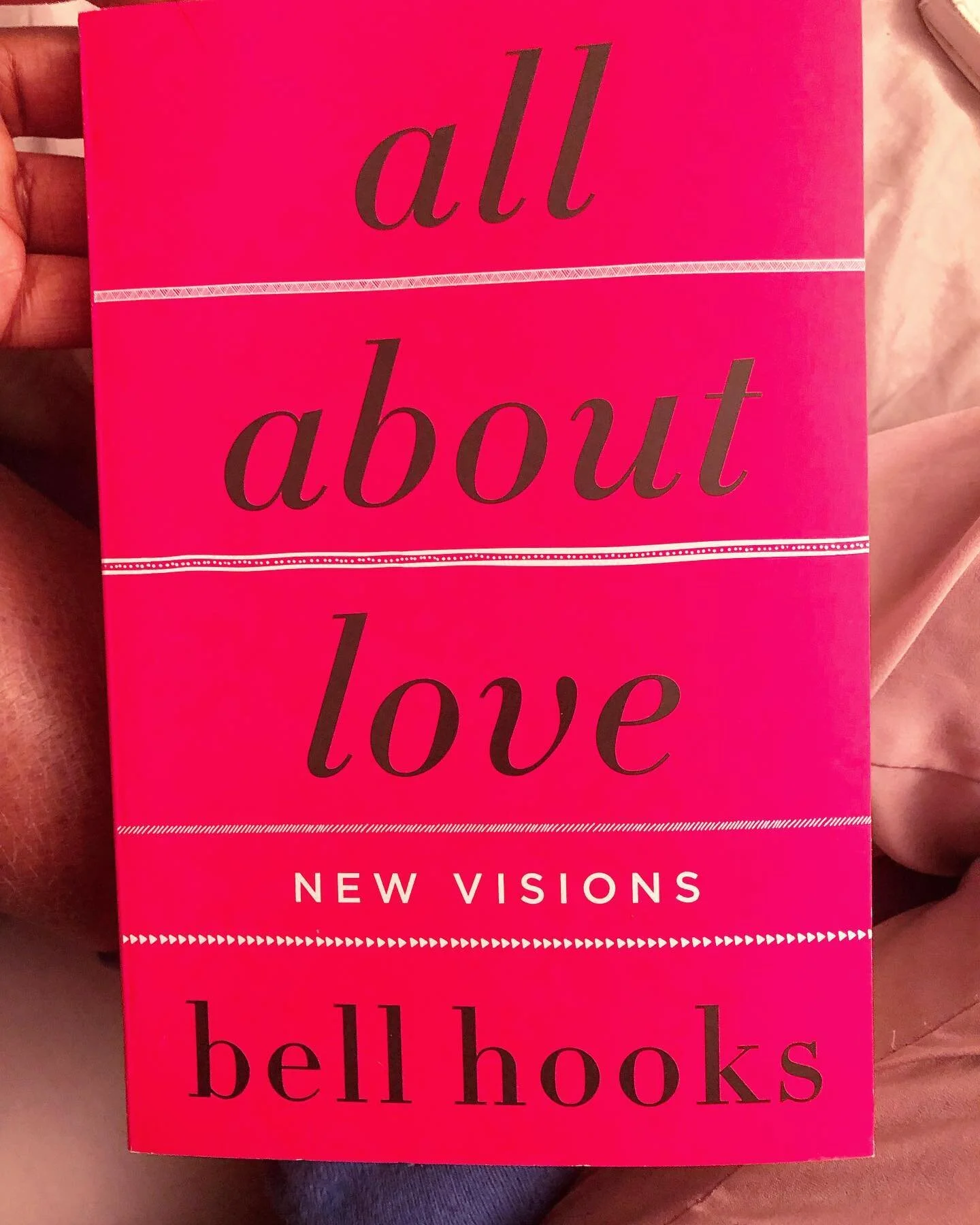 Den har varit i min bokhylla i ett &aring;r. Och imorse, av ingen klar anledning plockade jag upp den. Jag &auml;r s&aring; glad! Jag visste inte inte att jag letade och beh&ouml;vde tankar, teorier om k&auml;rlek. Vi pratar inte nog om k&auml;rlek o