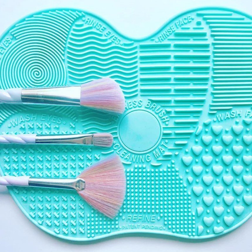 Here is your weekly reminder to wash your makeup brushes!

Bacteria and oil can build up in those brushes causing clogged pores and breakouts. Plus, who doesn't love a fluffy, clean makeup brush?!

I purchased this makeup brush cleaning mat on @amazo