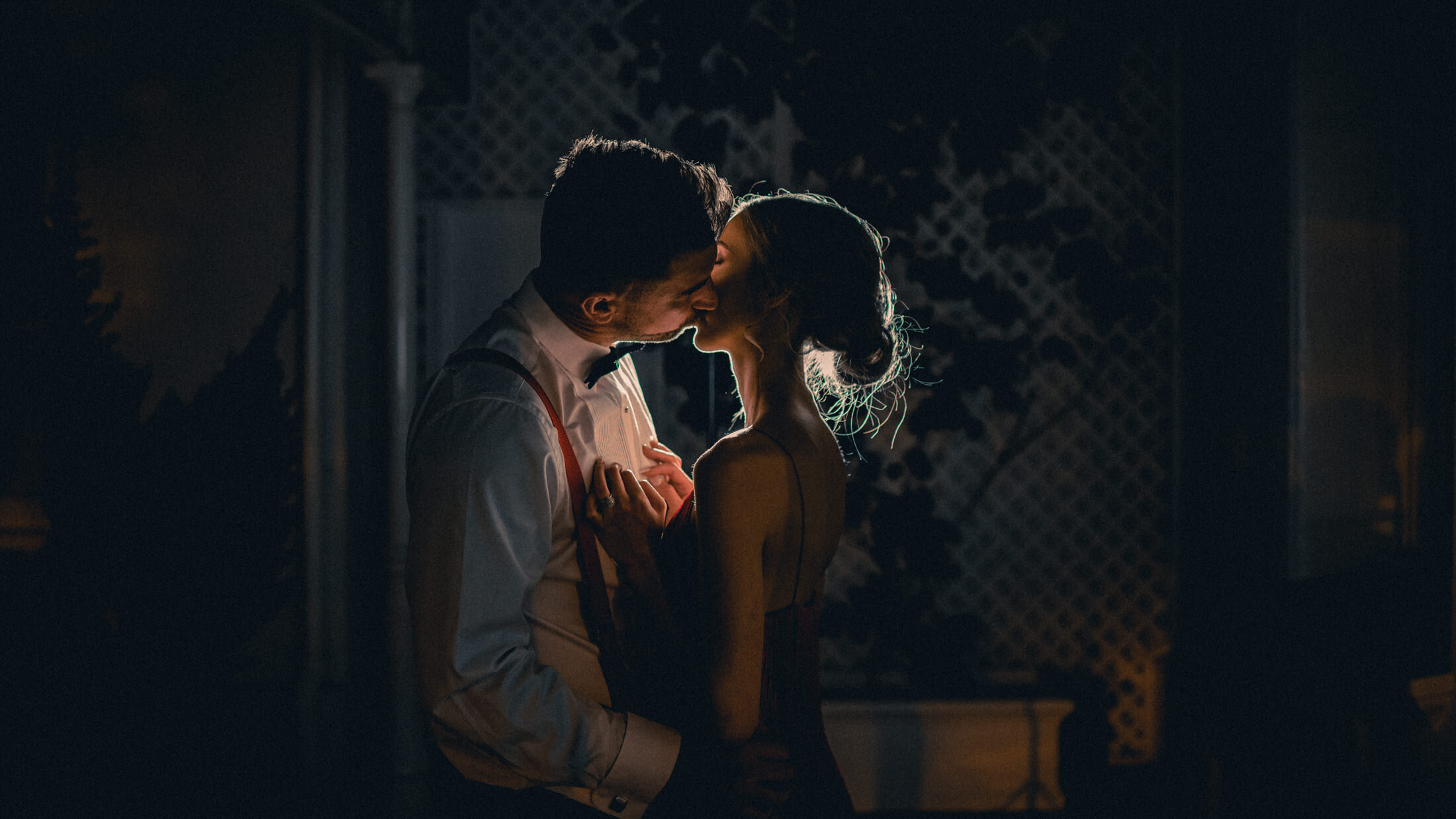 Wedding-photography-melbourne-fineartweddings-bride and groom kissing-melbourneweddingvideo.jpg