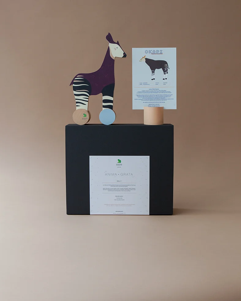 Coffret cadeau made in France pour les petits passionnés de Nature - L'okapi et sa fiche illustrée - Collection Anima grata de Kakapo Jouets en bois à pousser Jouets à tirer Cadeau enfants bébés