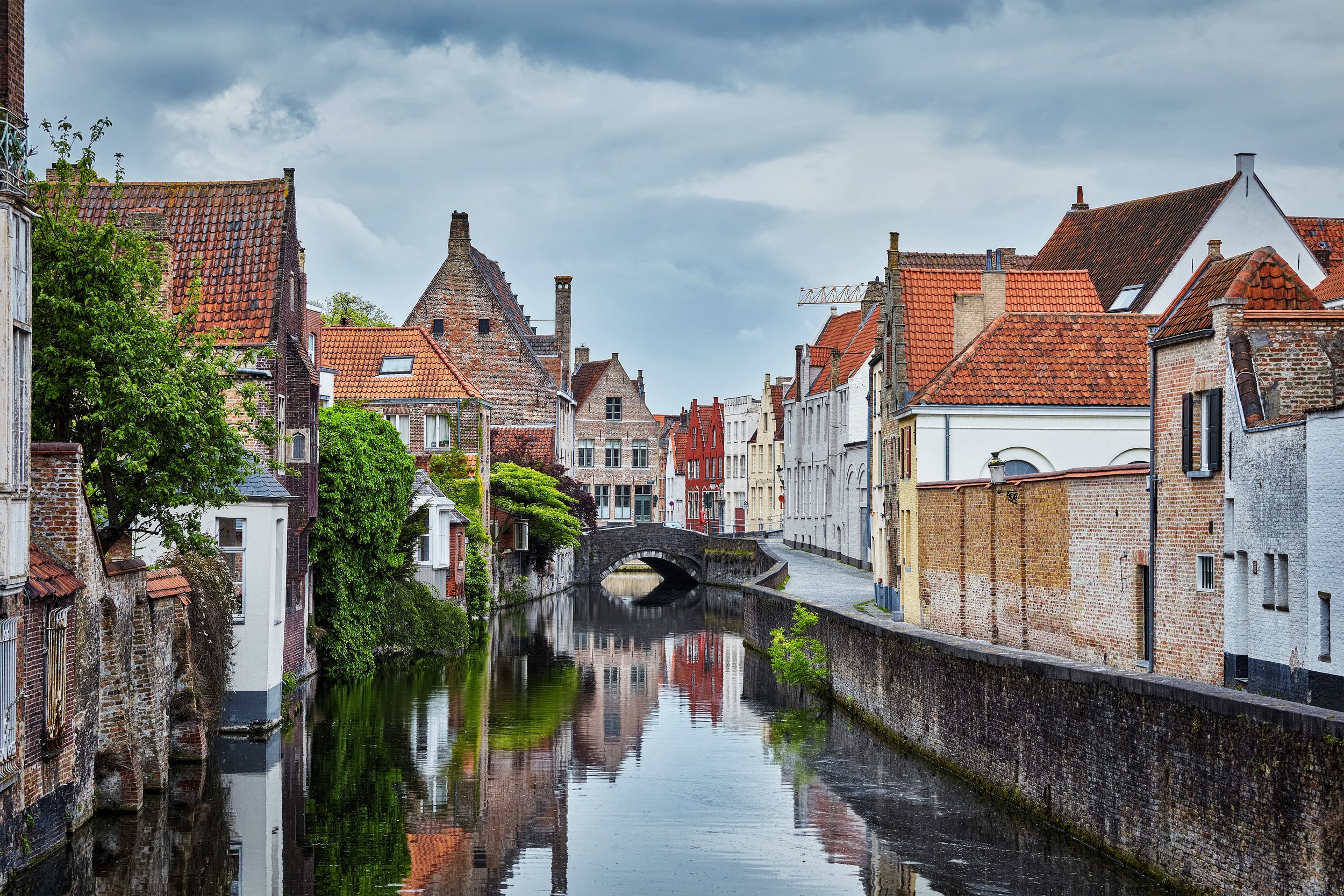 houses-in-bruges-brugge-belgium-PNKCCFW-min.jpg