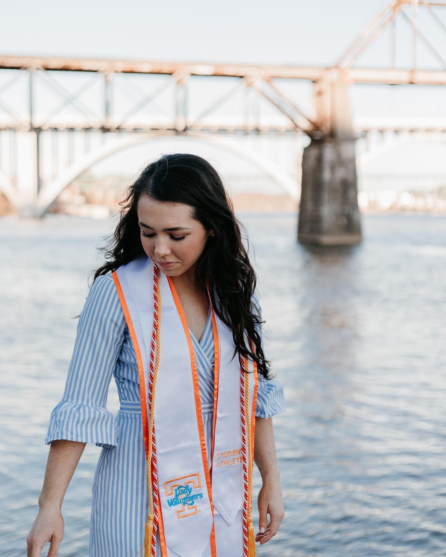 Have you ever seen a more stunning graduate!? When Ellie told me she wanted to take her senior photos down by the boathouse because she rowed for the Lady Vols all 4 years at UT, I was PUMPED! I absolutely love when people make their sessions complet