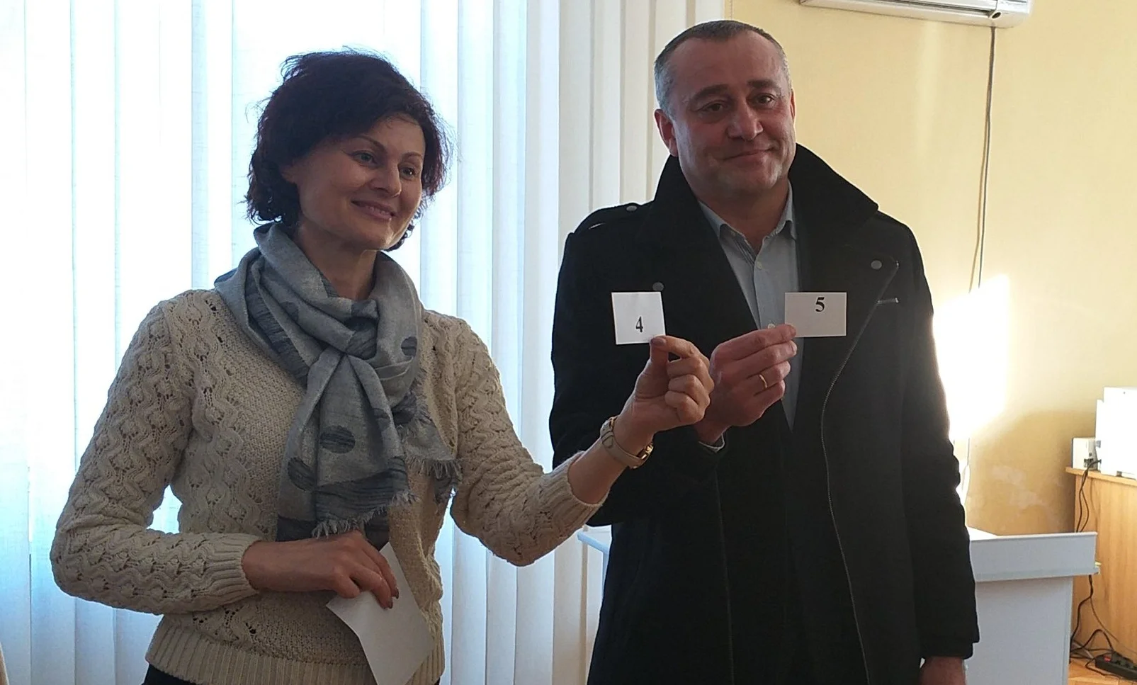 In DEC #9, IRI observers watch candidates draw lots to determine their ballot positions (January 5, 2018)