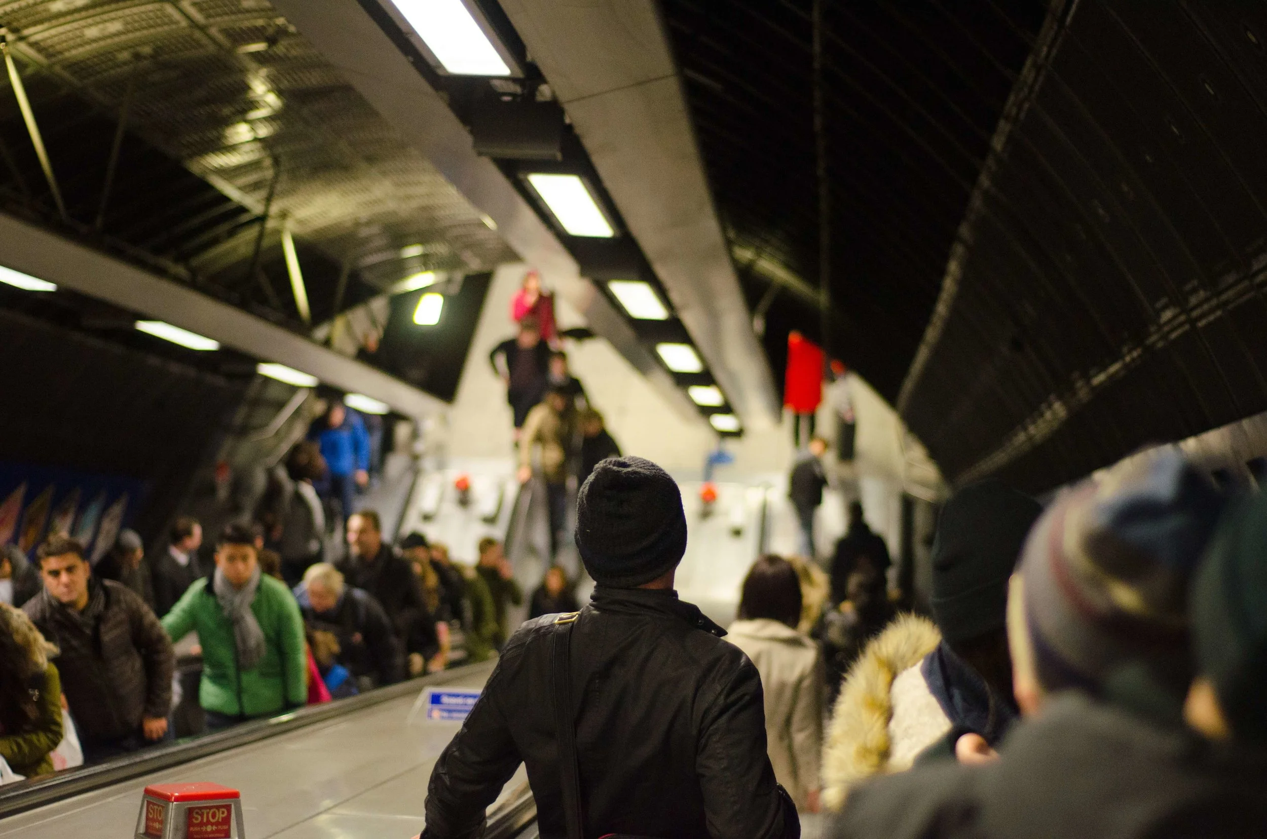 commuters-crowd-escalators-32265.jpg