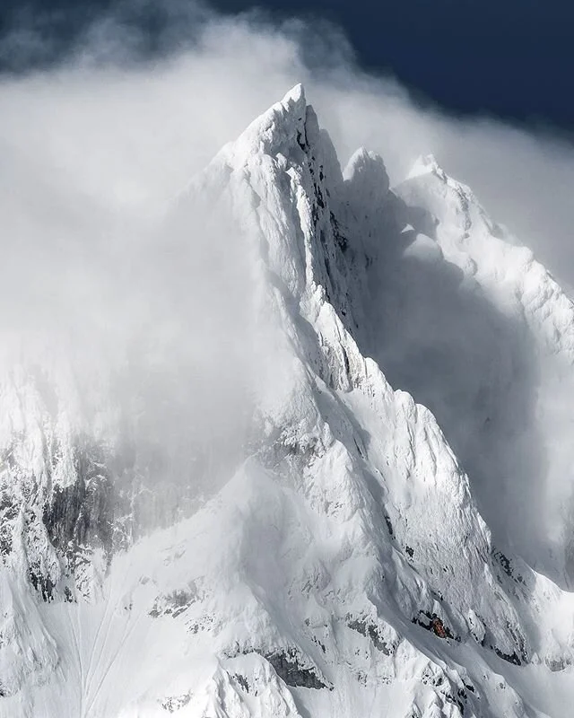 I watched from the ship the clouds roll over but near impossible to see the top of this incredible mountain in Svalbard. Finally I got a brief window to get the photo😍