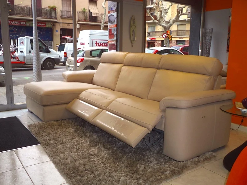 Chaiselonge de pell color pedra, amb dos motors 