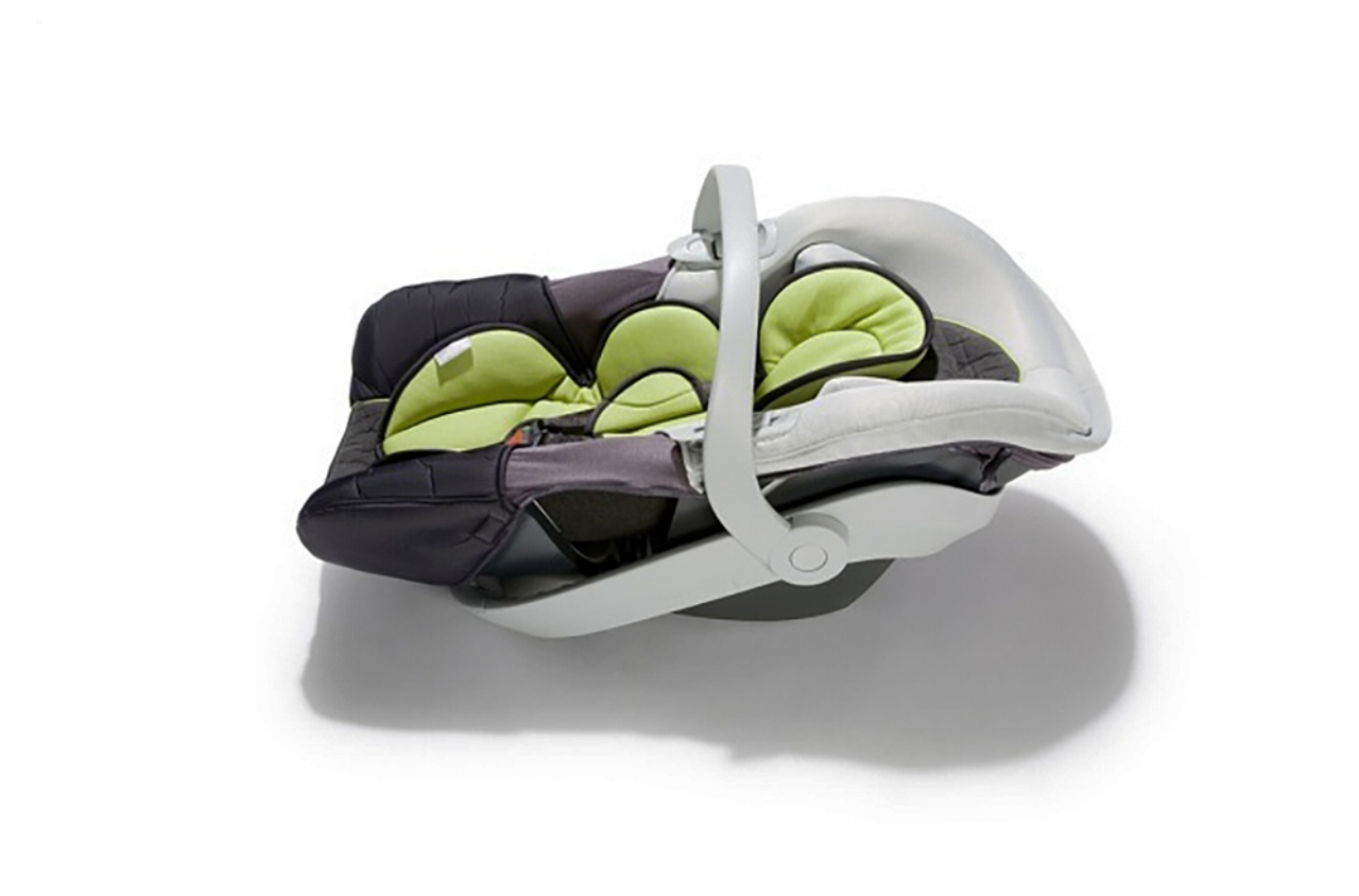  An innovative feature in this product is the two piece clamshell construction that can be adjusted to lay the child flat during extended duration of use. It also relieves the burden of having to remove the child when they are sleeping while travelin