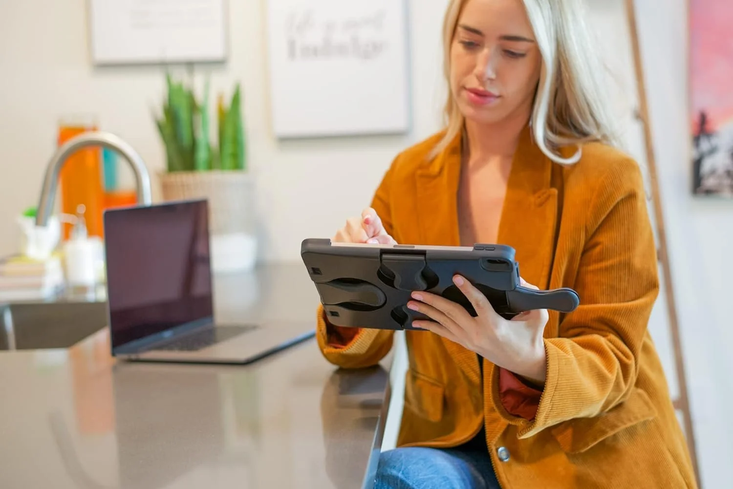 the initial direction for the case was more a backpack like product attachment to eliminate complexity and weight. To simplify construction the first B2B product generation had a unibody platform integrating key component to keep to product profile 