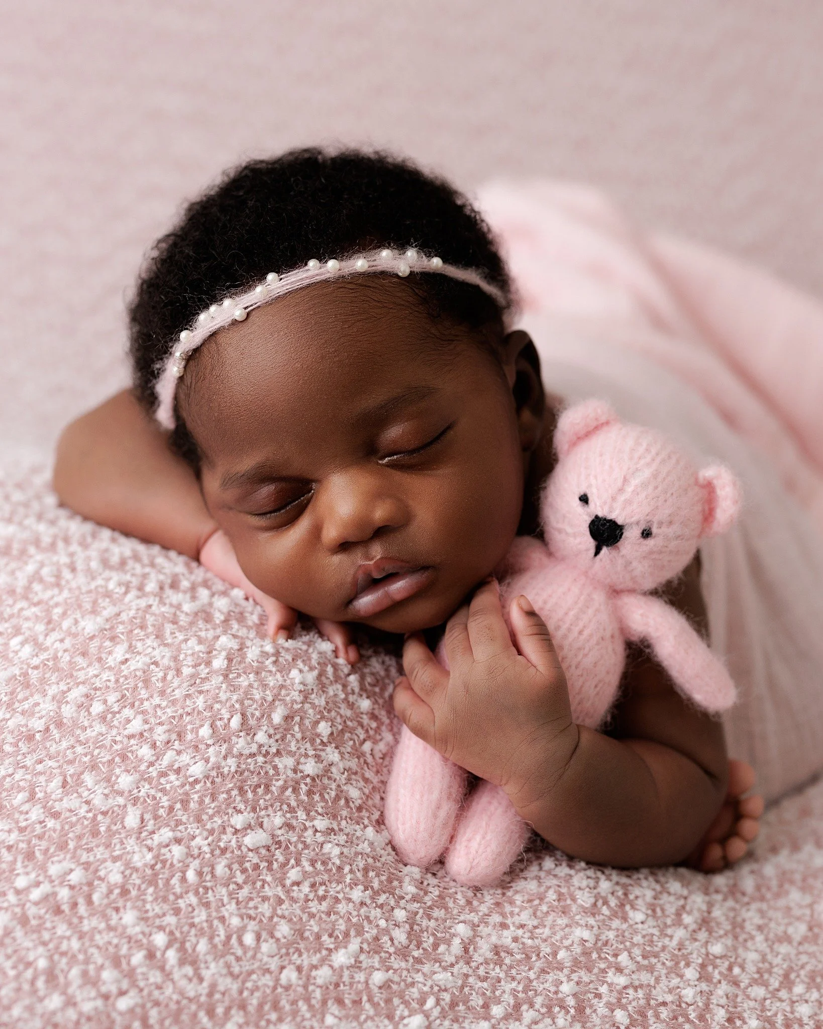 Now booking newborn sessions ✨
At 11 Sixteen Photography, our studio is designed with warmth, safety, and comfort in mind so you can relax while I capture your baby&rsquo;s first portraits. From soft wraps to timeless setups, every detail is cared fo