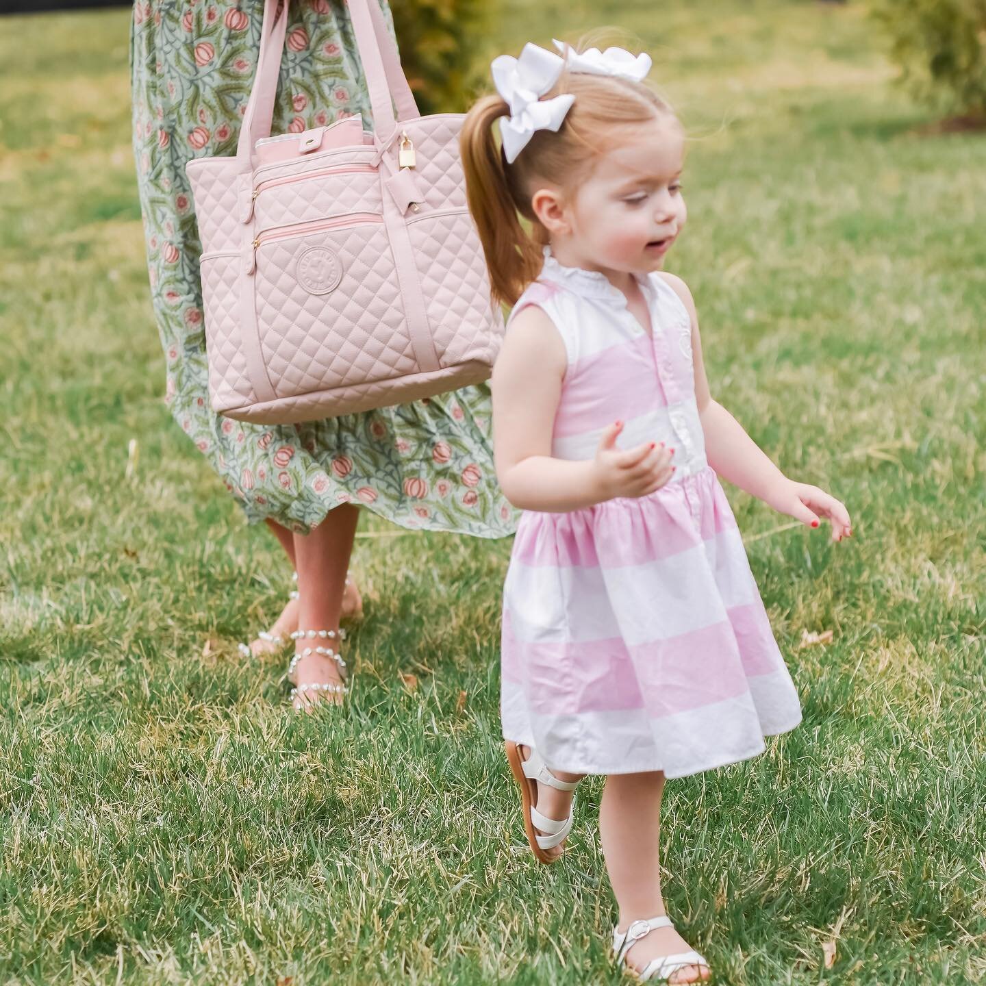 Mama&rsquo;s Easter (bag) has never looked so good 💐🐣

Feel effortlessly organized while keeping up with littles with the DD Bird Mama Bird Bundle.