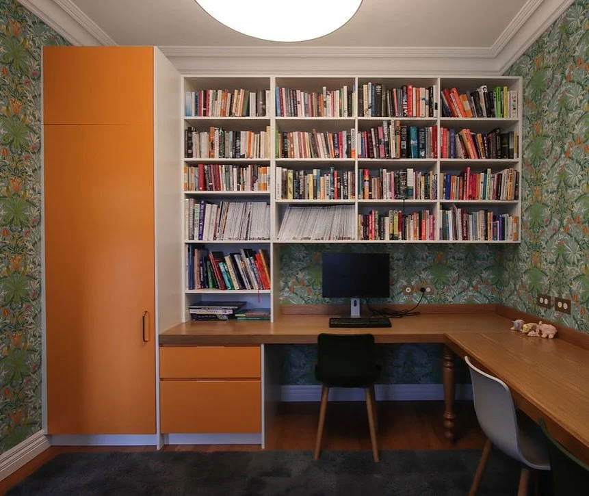 COLOUR BOUNTY.
With our client leaning heavily into colour and boldness, the family study is fit for purpose. The striking wallpaper design was first printed in 1905, historically linking it to the house built just five years later. The wallpaper was