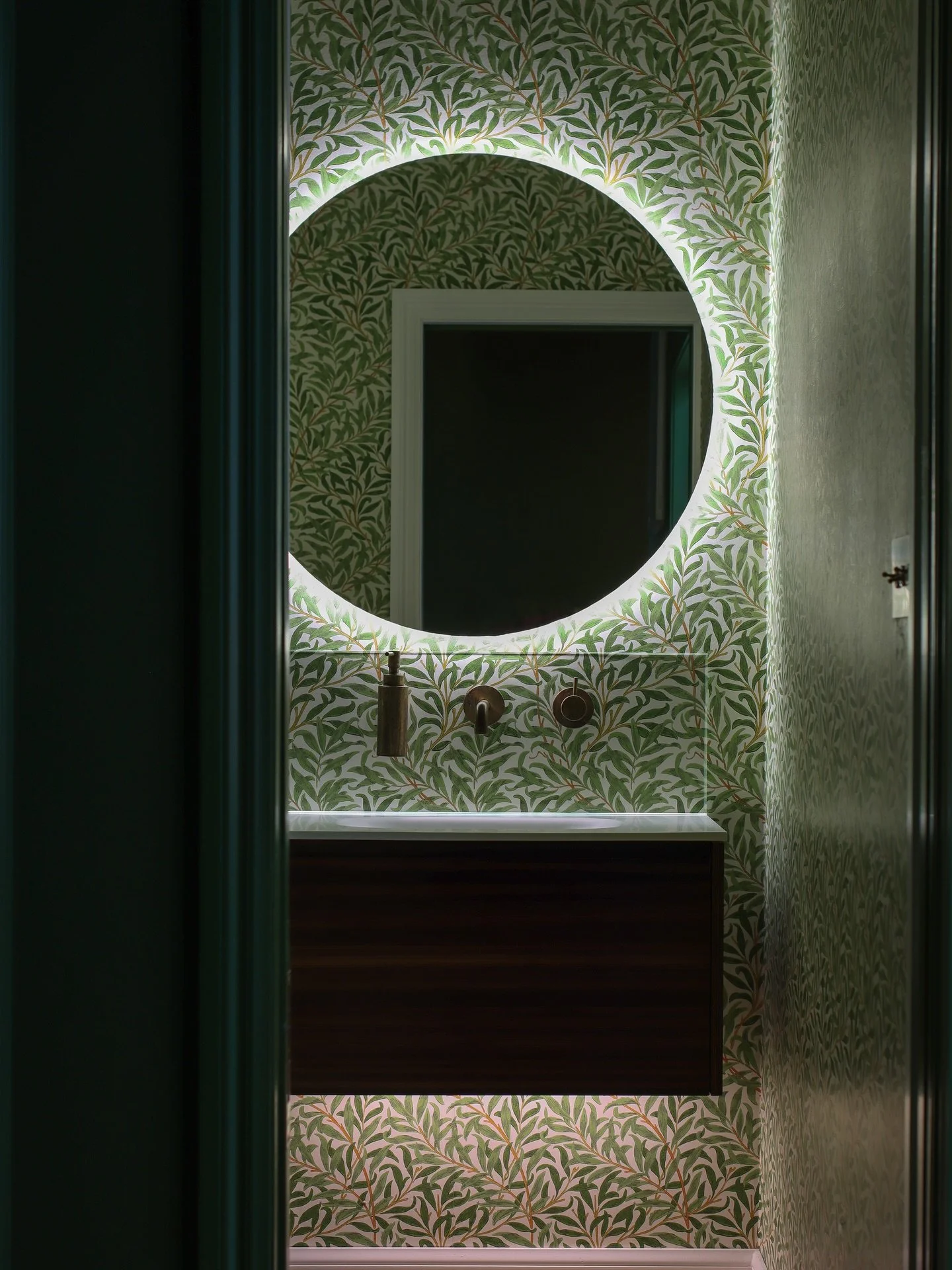 The delicate combination of elegant wallpaper and deft lighting, combined with brass tap ware, elevates this separate WC. 
Interior selection and finishes : @charlotteminty_interiordesign 
Architect: @judikeithbrownarchitect 
Construction: @scottysc