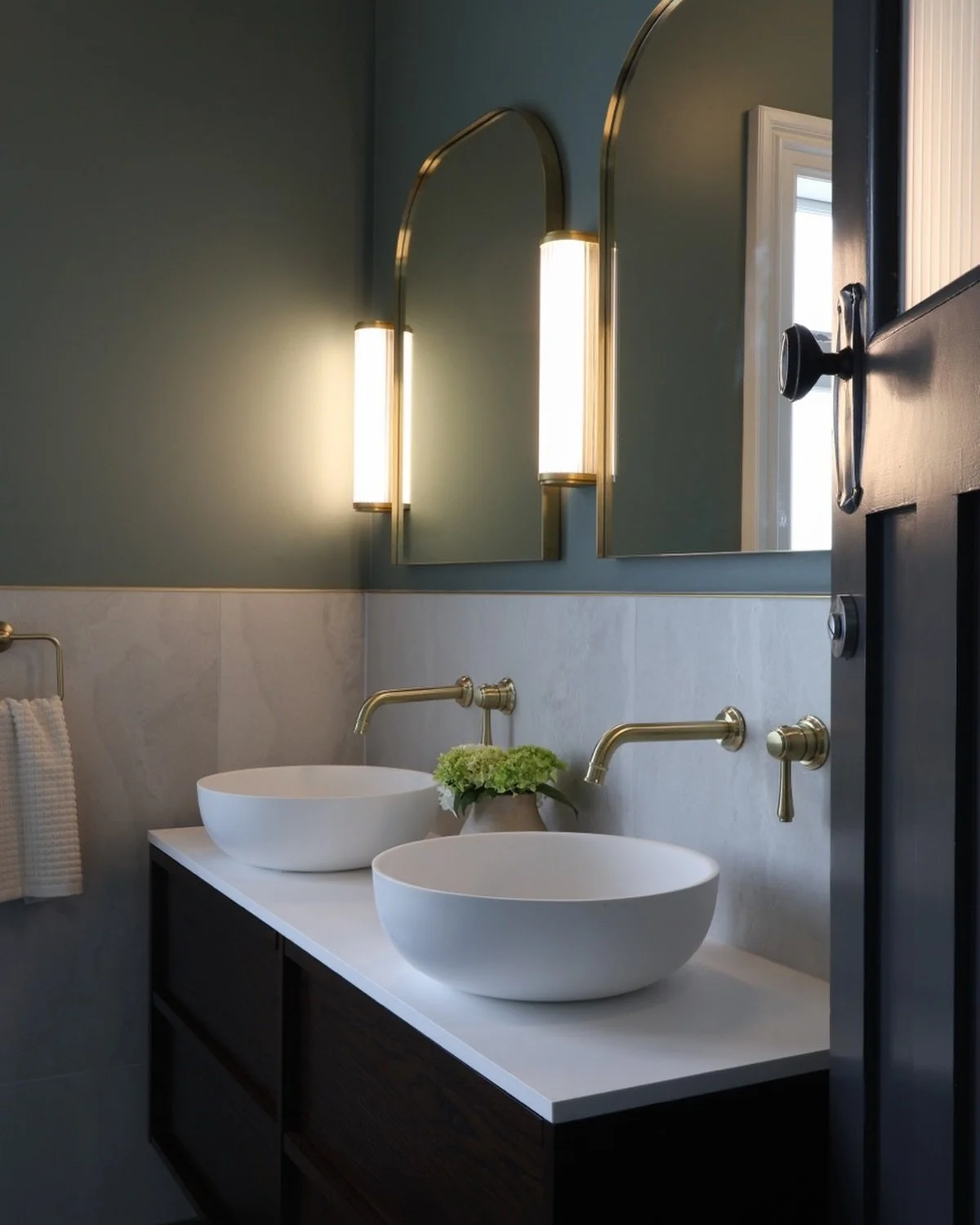 A new bathroom courtesy of CMID. More to come&hellip;

📸 @by_oliviaatkinson