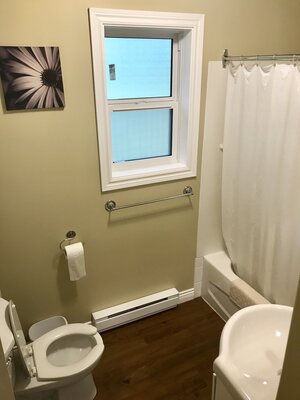 Mackenzie - Main Bathroom