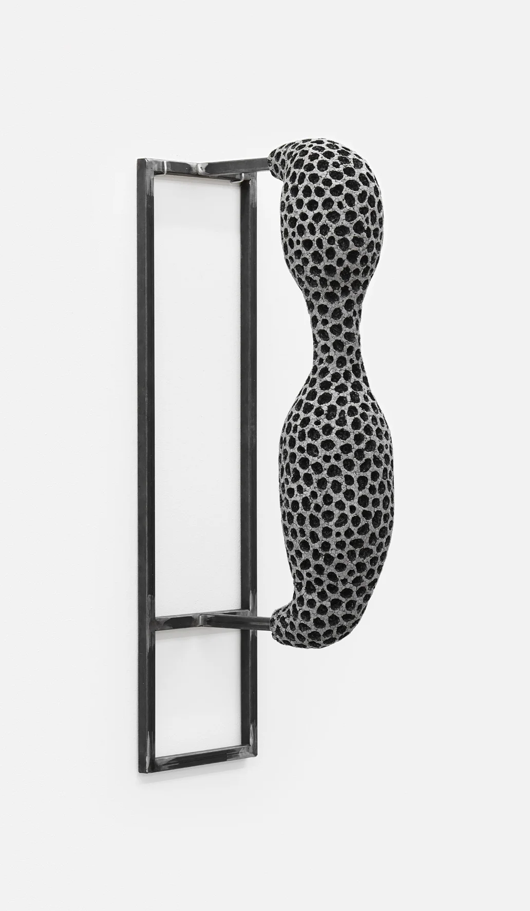 o. T. | 2018 | Styropor, Metall, Dispersionsfarbe | 72 x 20 x 27.5 cm | ©GALERIE ALBER