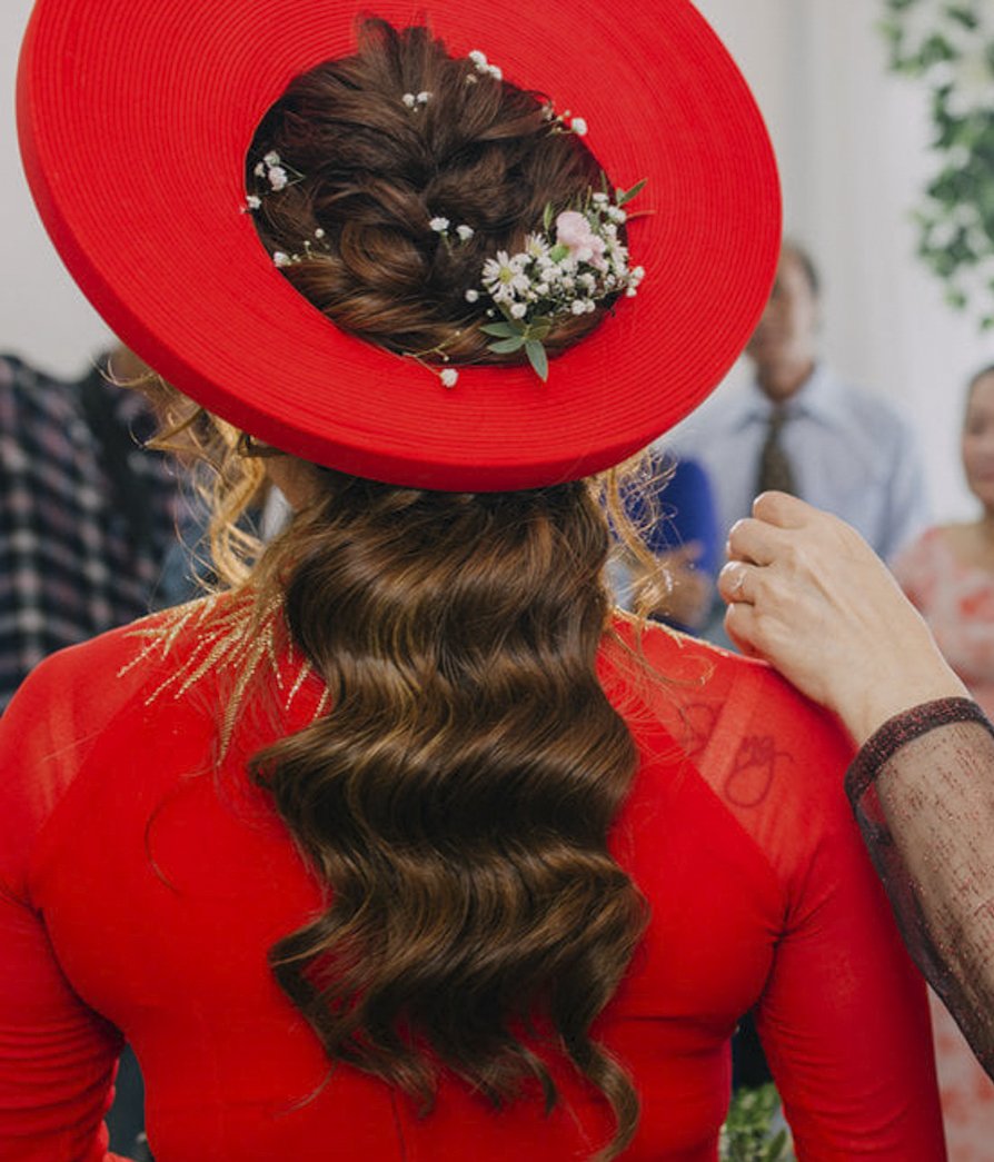 Hãy xem những mẫu tóc cô dâu mặc áo dài tuyệt đẹp này, chắc chắn sẽ khiến bạn không thể rời mắt khỏi bức ảnh. Để làm cho ngày cưới của bạn trở nên đầy thăng hoa, hãy thử một trong những kiểu tóc đẹp nhất cho cô dâu. Tóc của bạn sẽ trông rất sang trọng và phù hợp với trang phục áo dài.