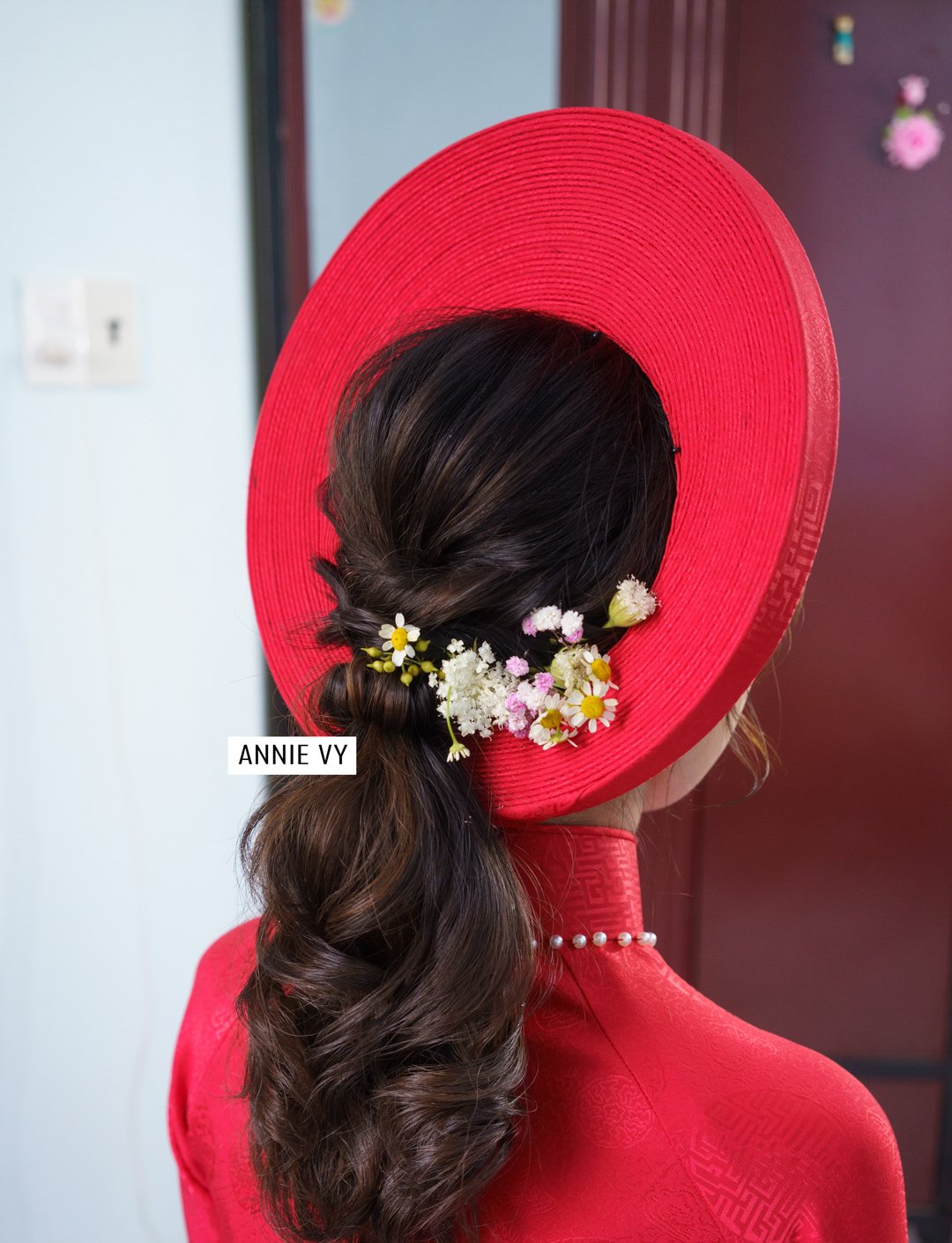 Hãy chiêm ngưỡng những mẫu tóc cô dâu với áo dài của Annie Vy Wedding mà bạn sẽ không thể cưỡng lại được. Những kiểu tóc này sẽ giúp bạn trở nên thật nổi bật và quý phái trong ngày trọng đại của mình.