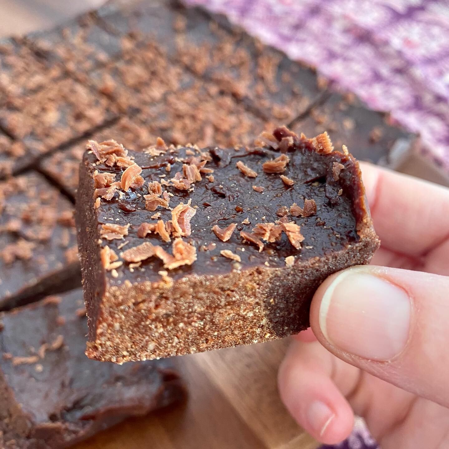 Raw Hazelnut(Ella) Brownies

I love any &lsquo;raw&rsquo; baking recipes as they are so easy to make! These little gooey bites will not disappoint you for a special Saturday breakfast treat&hellip;squishy, chocolatey with that classic hazelnut flavou