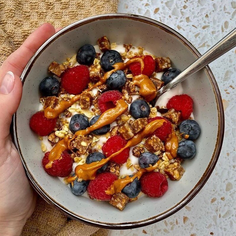 Our kind of Monday starts with a bowl of goodness and @charlie_eats_vegan has given us some serious breakfast inspo! 

A gorgeous bowl full of vegan yogurt, granola and berries with chunks of our @loveveganbyjennifer caramel &amp; peanut bar piled on