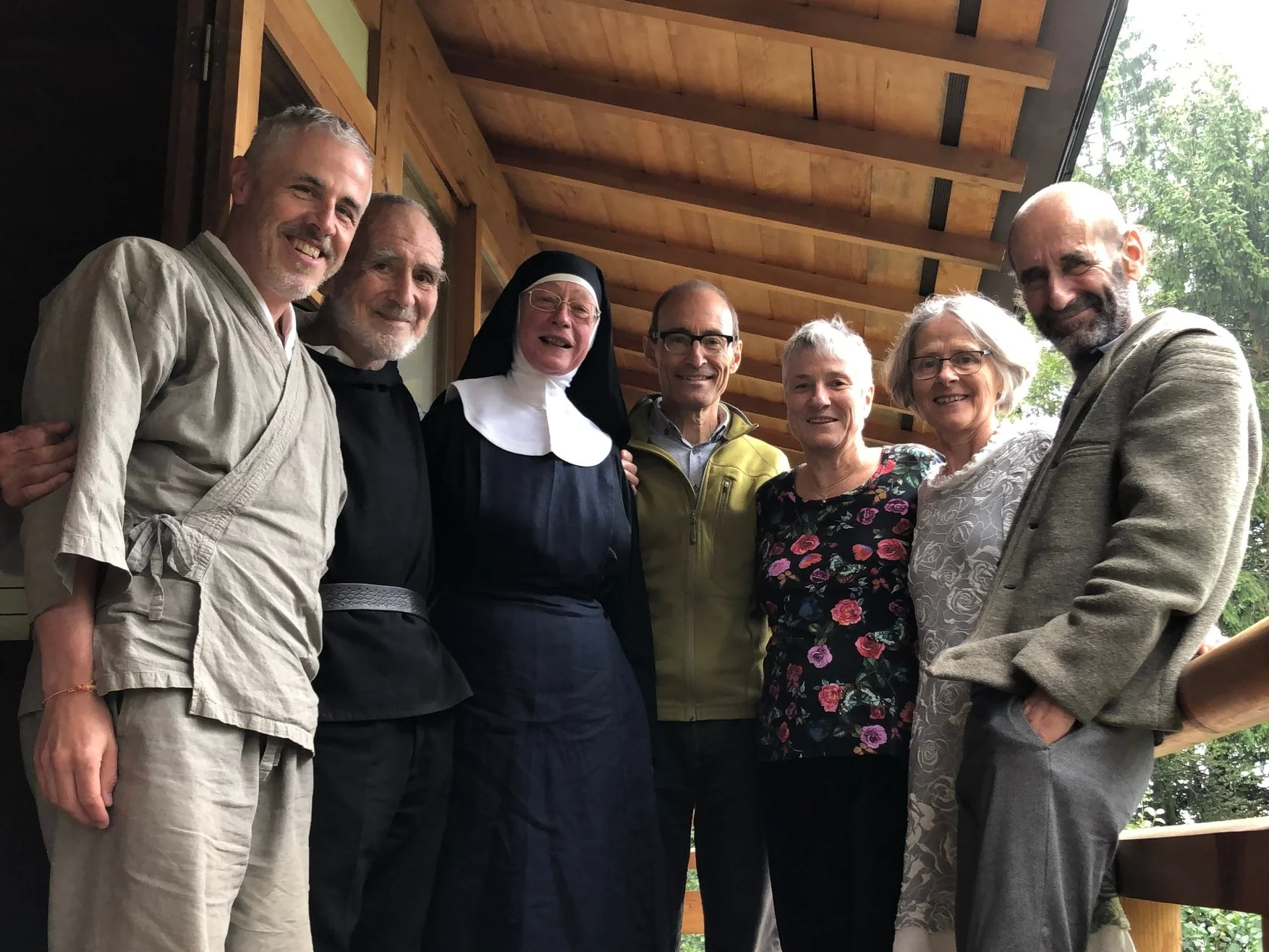 Die Mitglieder des Felsentor-Stiftungsrates (v.l.n.r.): Manfred Hellrigl, Bruder David Steindl-Rast, Schwester Theresia Raberger, Thomas Tschümperlin, Sabine Hayoz, Katharina Shepherd, Vanja Palmers