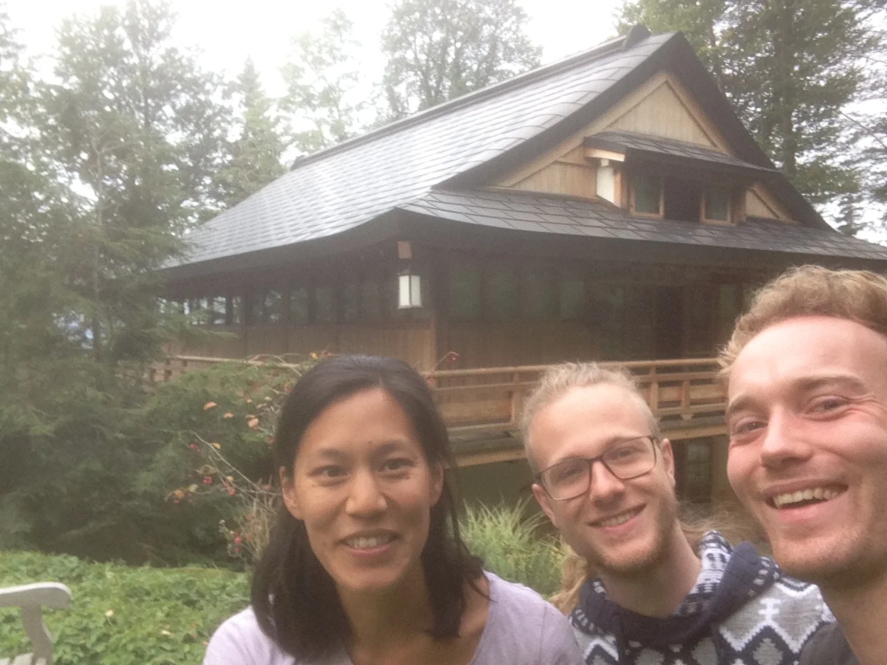 Fröhliche Volontäre vor dem Zendo: Chu-Won, Paul und Milan