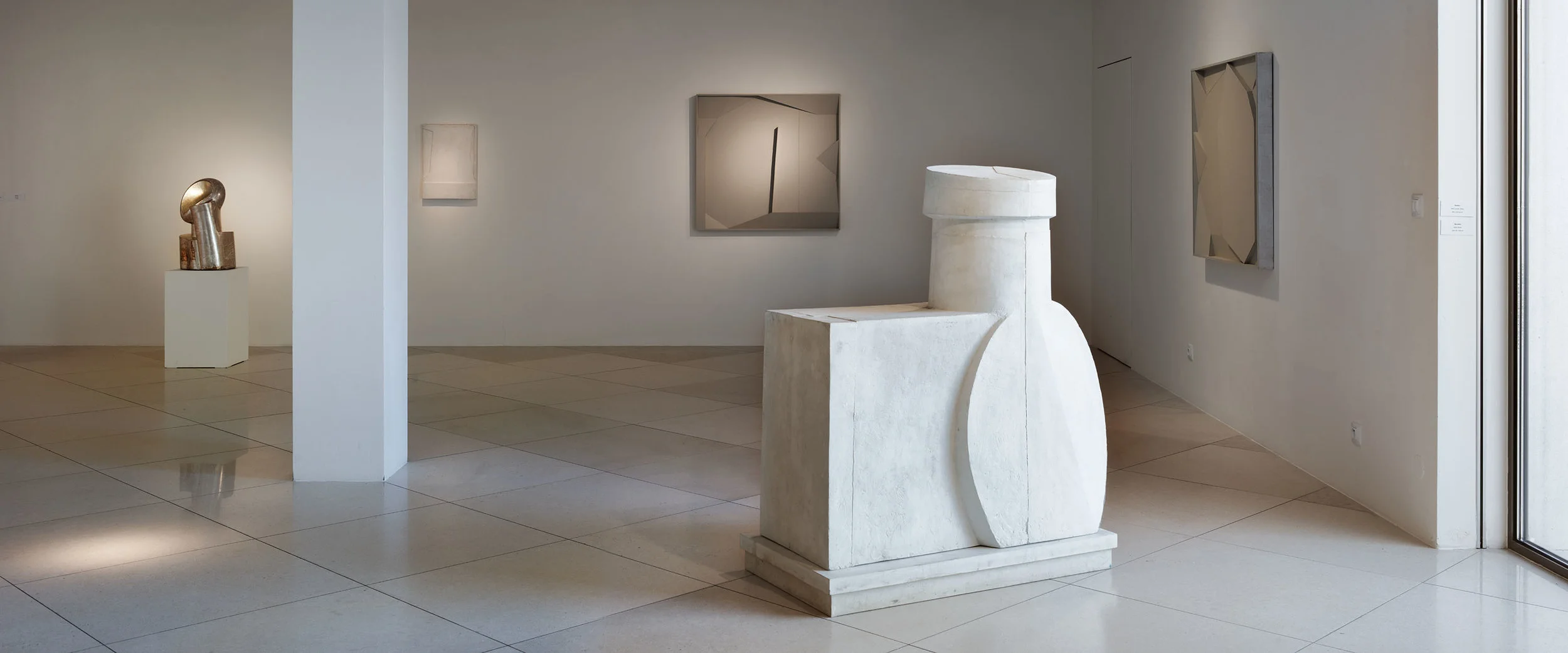 Kopf II, 1998, Holz, Blattsilber / OT, 2018, Gips / Gliederung I, 2015, Holz, Karton / OT, 2015, Beton / Gliederung II, 2015, Holz, Karton