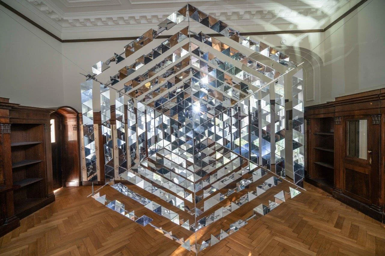 Anita Ackermann, In the Light of Movement, Lichtobjekt, 2014, 160 x 140 x 100 cm, Glas, Stahl Aludibond Chrom, Elektrik, Edition, Auflage 3