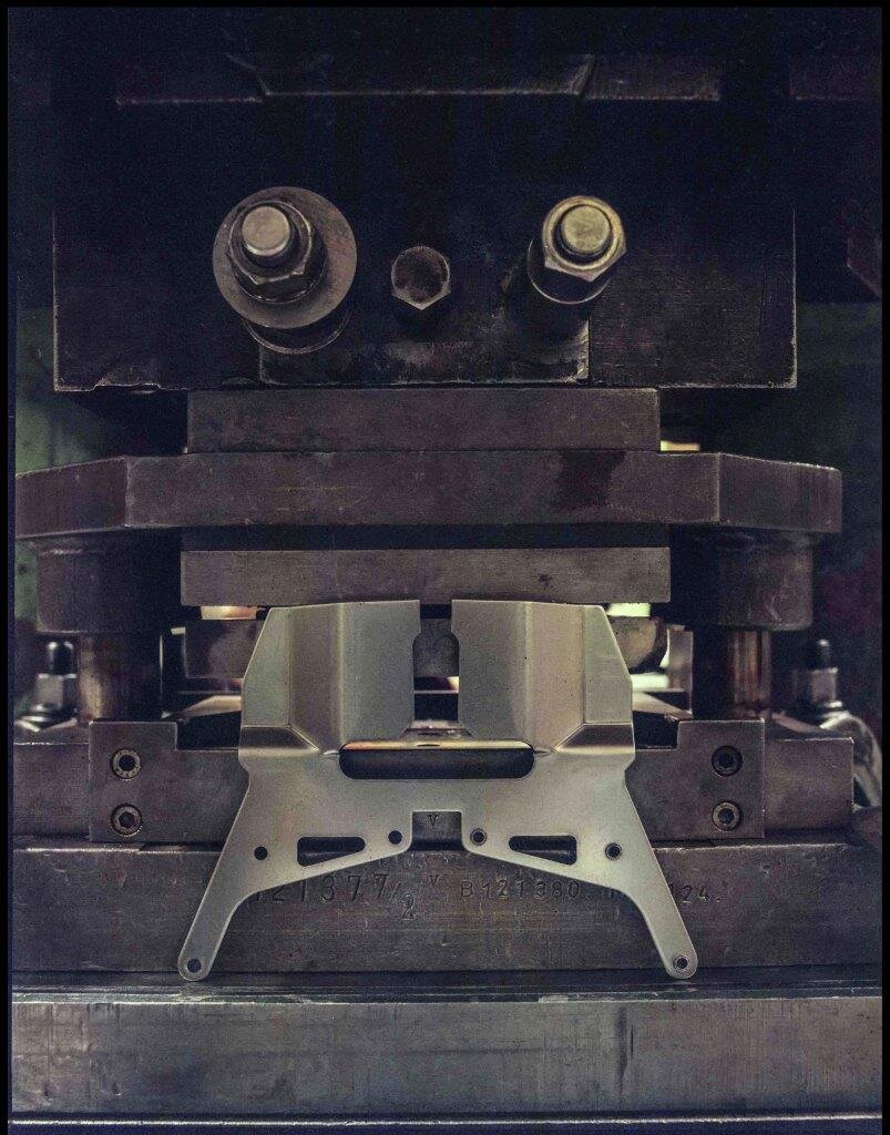 Jörg Schaller "EAW Werkzeugmaschine V / Maschinenporträts", 2020, C-Print, Edition 1/10 zzgl., Gedenkbox mit Fotoserie und Video-Doku, 24x30 cm, gerahmt (Kopie)