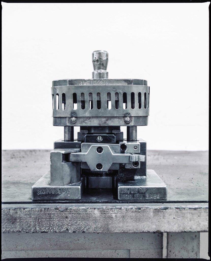 Jörg Schaller "EAW Werkzeugmaschine W81 / Maschinenporträts", 2020, C-Print, Edition 1/10 zzgl., Gedenkbox mit Fotoserie und Video-Doku, 80x100cm, gerahmt (Kopie)