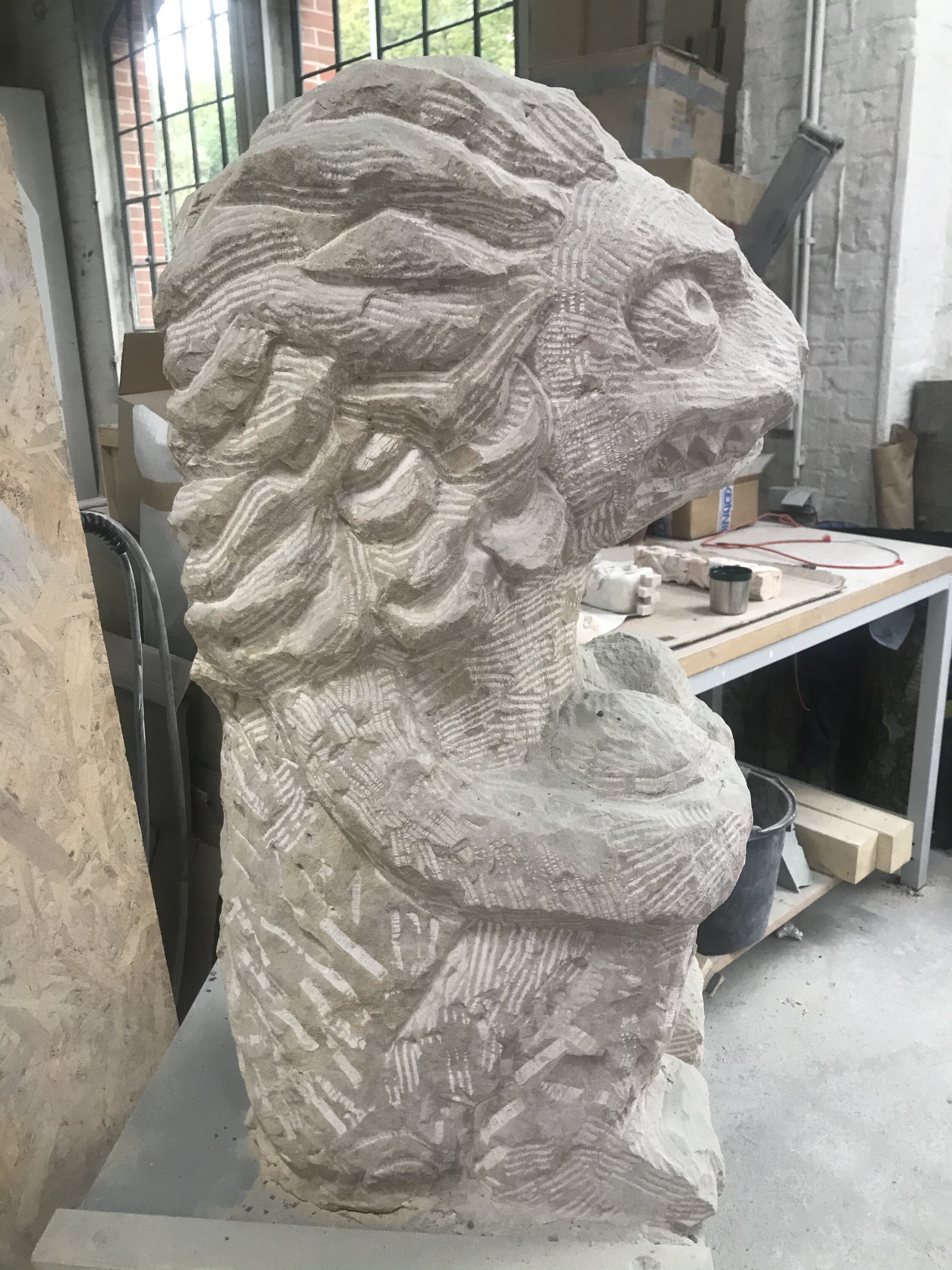 Stefan Rinck Squatting Bavarian Lion_, 2020 Sandstone 80 x 33 x 44 cm_FotoCK (Kopie)