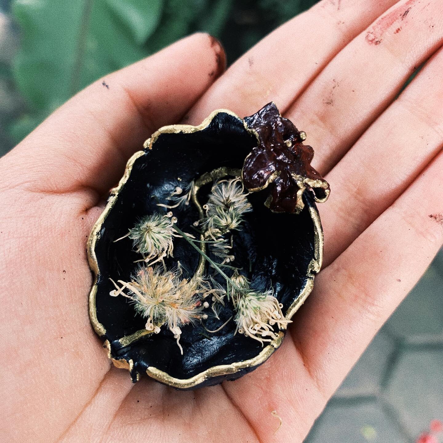 Made especially for @febyhk&rsquo;s &ldquo;seserahan&rdquo; for her wedding day. Especially made the lily for her. Absolutely honored!  Thank you so much 🖤🙏 Also, bonus picture of me holding this smol heart-shaped pot in the last slide 🌝