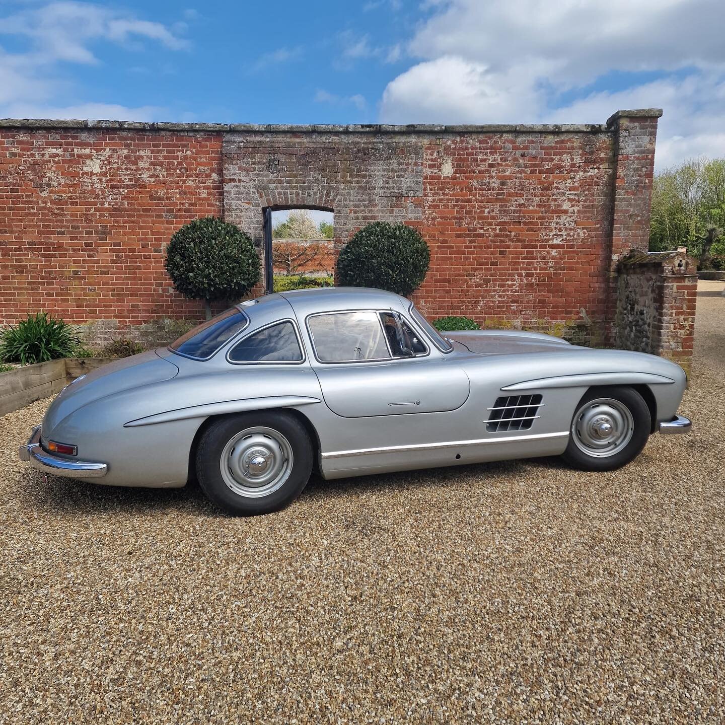 Bring your gorgeous car on your stay at Priory Barns 🤩

This is a Gull Wing 300 SI that we had in residence recently - for which there is ample parking space and a beautiful backdrop. 

What a treat!

#priorybarnsnorfolk #classiccar #gullwing #stayc