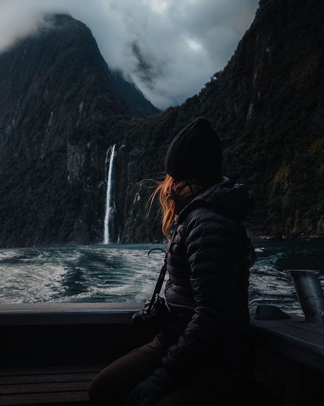 Le Milford Sound 🌄
.
Cet &eacute;t&eacute; on avait h&eacute;sit&eacute; &agrave; faire cette croisi&egrave;re 🚢 tr&egrave;s pris&eacute;e de l&rsquo;&icirc;le du Sud. Et pour cause: chaque ann&eacute;e en pleine saison, ce ne sont pas moins de 800