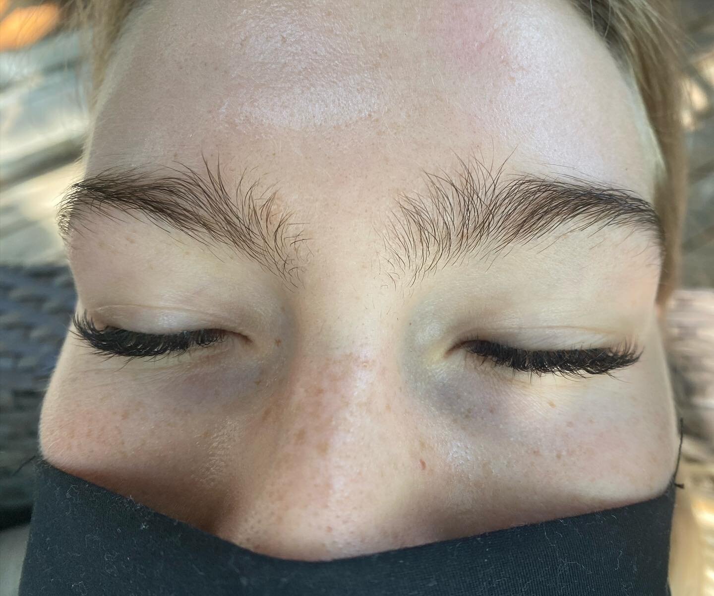 The &ldquo;before&rdquo; definitely puts the &ldquo;after&rdquo; into perspective. As always, we kept bushiness + balance in mind, keeping some small new hairs to complete the brow. But I don&rsquo;t think anyone&rsquo;s mad about this natural brow ?