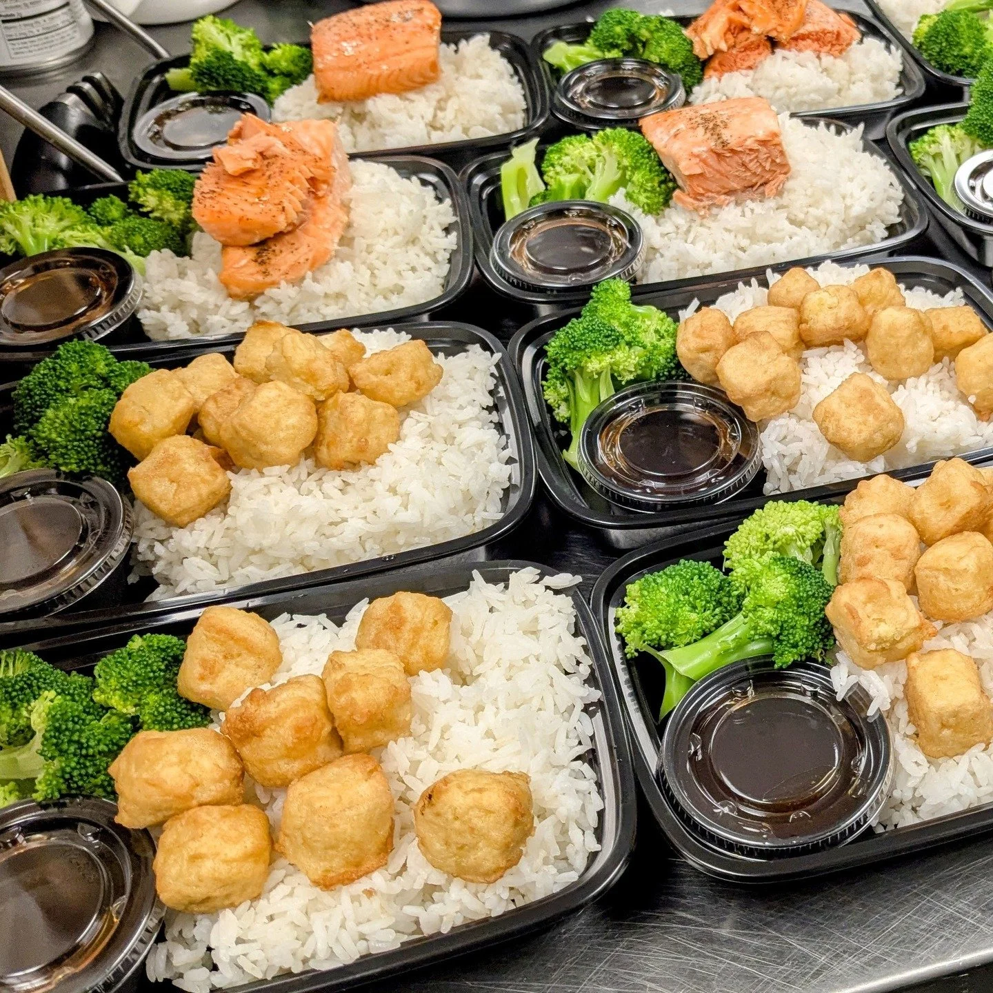 Looking for a quick dinner but don't want to break that New Years healthy resolution already? Pop in to Daily for one of our house-made salmon or tofu teriyaki bowls!