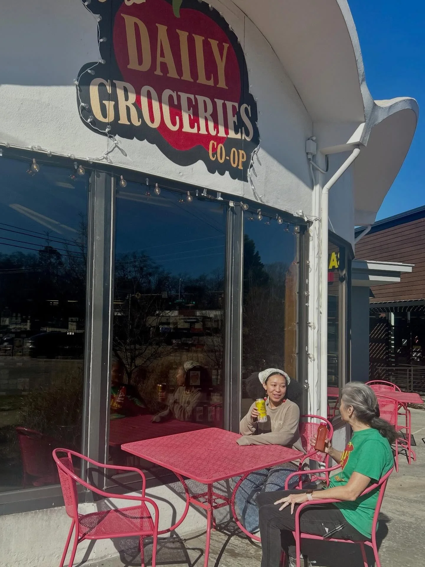 Looking for a new spot to grab a bite and a beverage with a pal? Come hang on our cute little patio @dailycoop ! Weather is gonna be perfect this week!