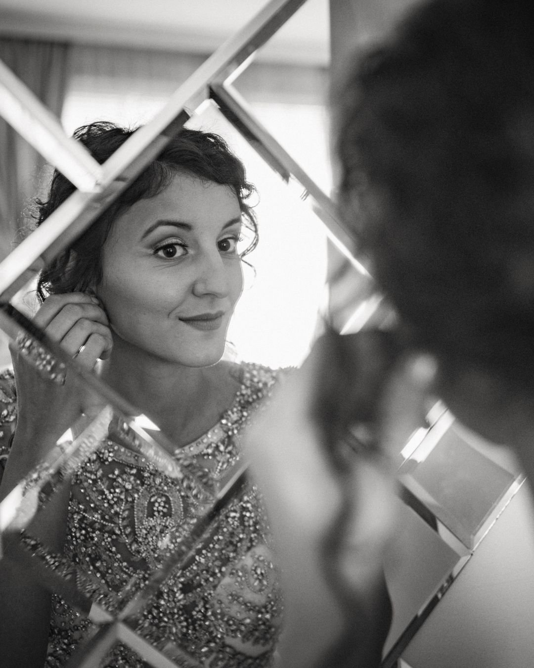 Trenutak ti&scaron;ine pre svih emocija dana... ✨
Ogledalo ne odražava samo lepotu, već i sve nade i snove koji dolaze s ovim posebnim danom. 💍❤️

📸 Sitni detalji čine priču potpunom.