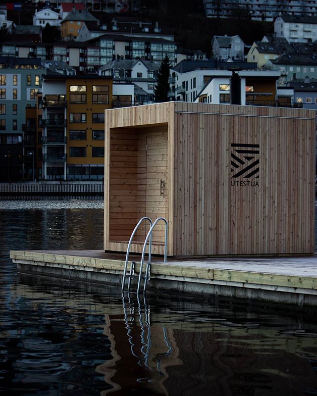 Vi tar en liten pause fra morgen drop inn p&aring; fredager i fellesferien 🌞 
Men du kan booke sauna for deg og en liten gjeng gjennom hele sommeren (link in bio) 🙂
Foto: @dspicturedaniel .
#s&oslash;ttogsalt #s&oslash;ttogsaltlanternen #marineholm