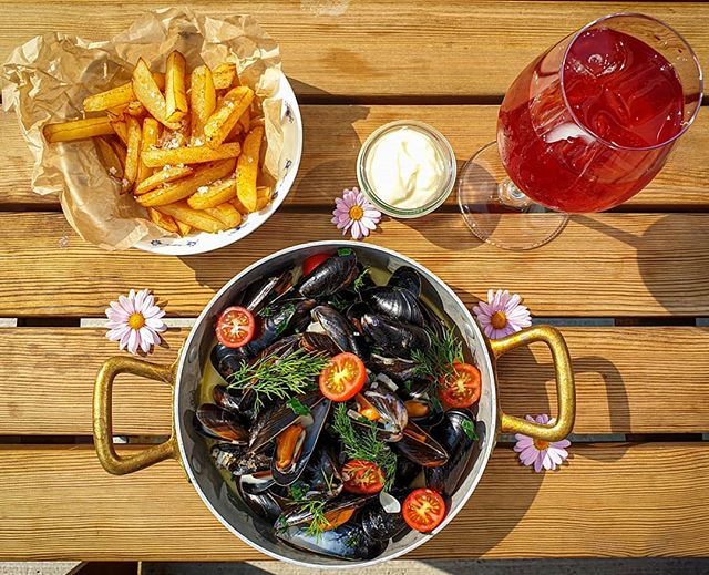 dagens husmann:
moules frites m./aioli &amp; br&oslash;d 🙂

#s&oslash;ttogsaltlanternen #s&oslash;ttogsalt #marineholmen