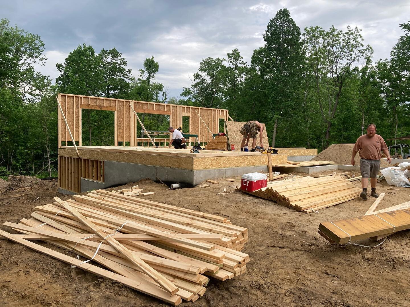 Framing is well under way! By next week this thing should be ready for a roof! 

#framing #newconstruction #wallup #flannelhomes