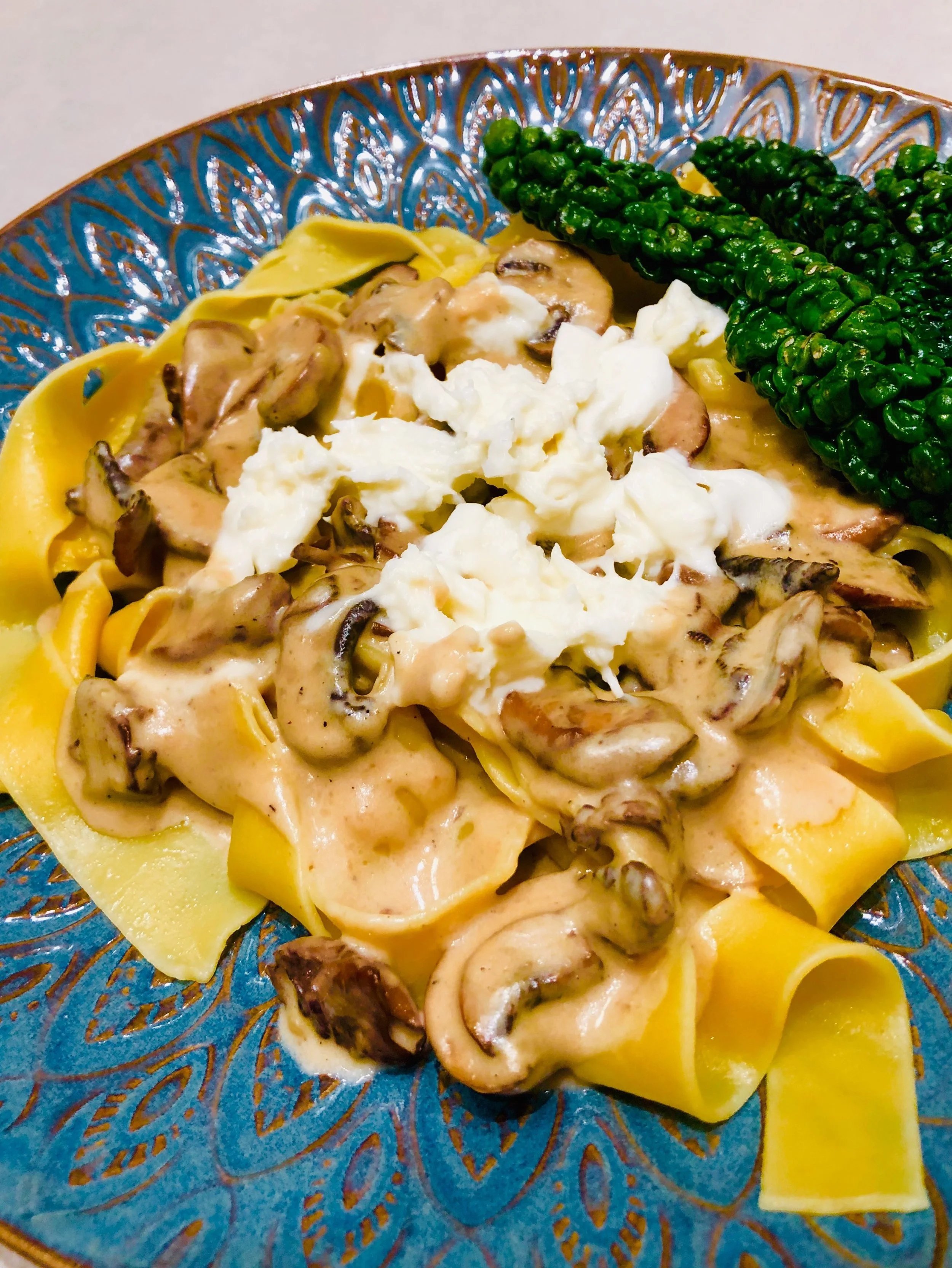 Pasta med kremet soppsaus, mozzarella og smørdampet svartkål