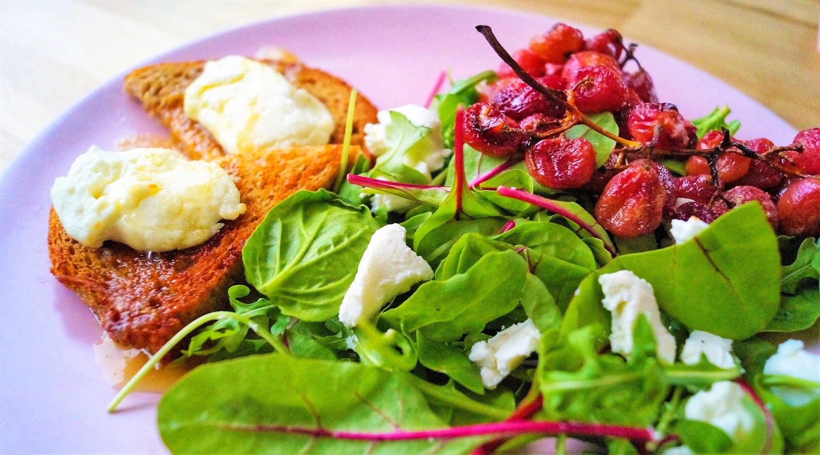 Salat med chevre og bakte vindruer