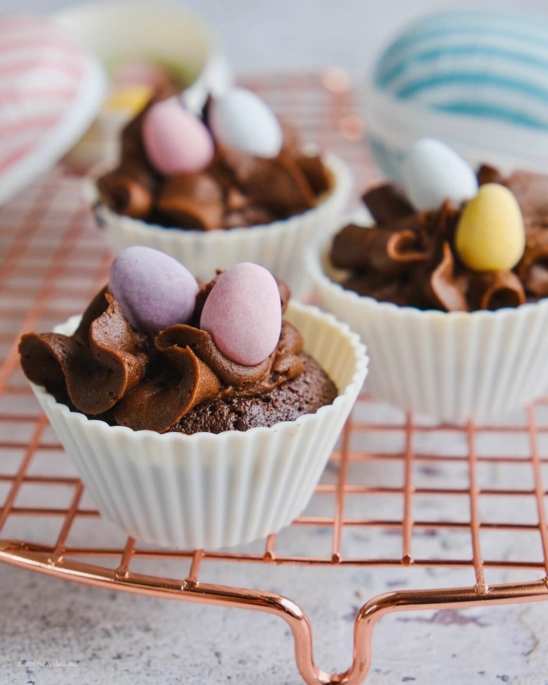 Snart p&aring;ske! 🐣🧁
I min mening beste h&oslash;ytiden, god mat, godteri, fri, snart sommer og inget mas om gaver 🥰
P&aring;skemuffins er ✅ saftige med masse sjokoladesmak og en sjokoladesm&oslash;rkrem p&aring; toppen 😘
Se oppskrift i link i p