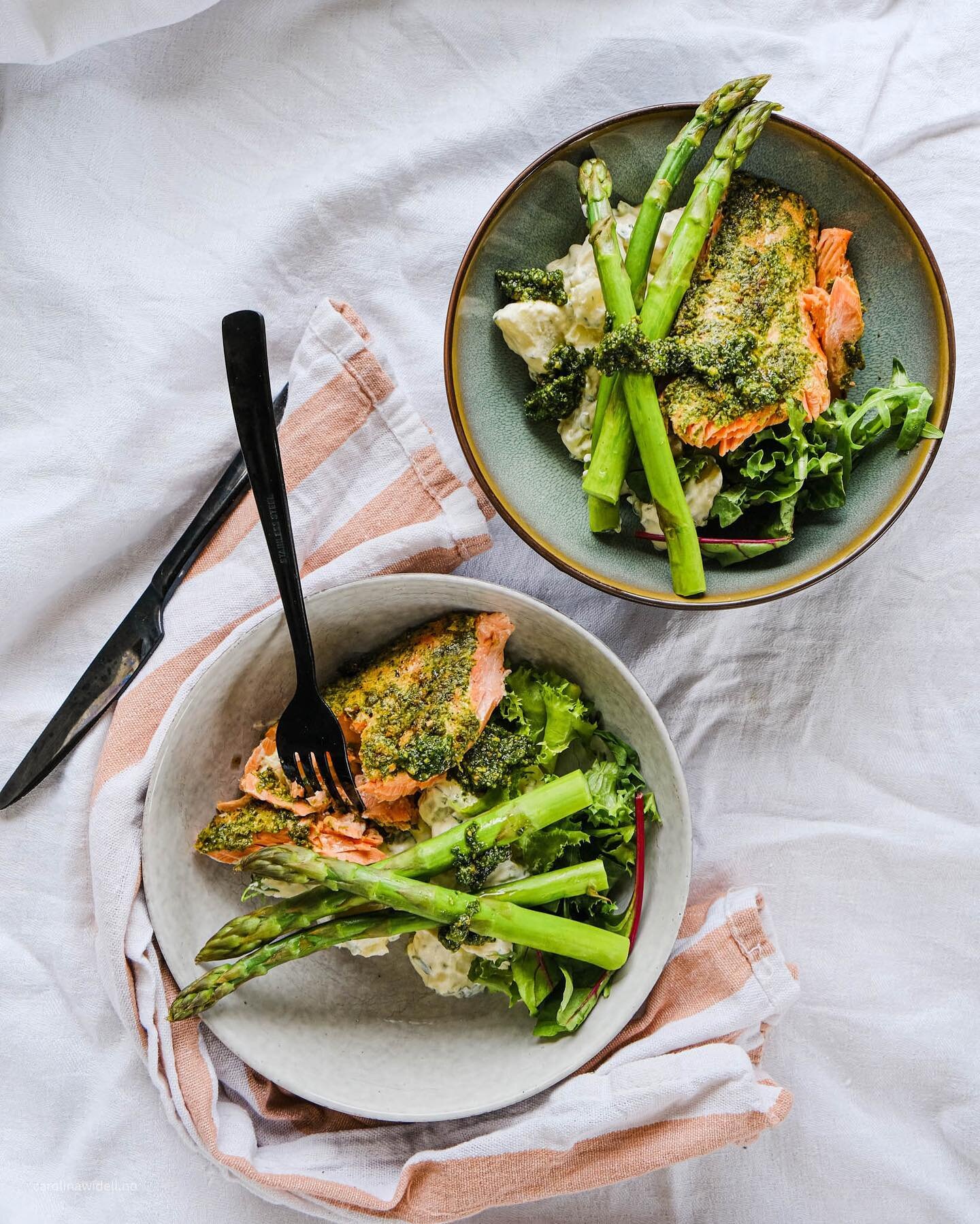 Restemat som ble bedre enn originalmaten 😎
Ovnsbakt laks, kokt potet og urtesaus ble til en potetsalat (kokt kald potet + litt r&oslash;mme, mayo og urter) med kald laks toppet med ramsl&oslash;kspesto og litt asparges 👌
.
.
#laks #potetsalat #rams