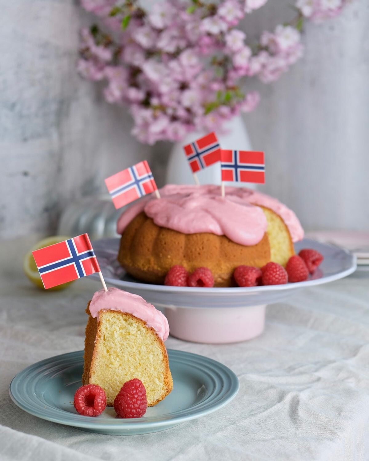 Gratulerer med dagen 🇳🇴🇳🇴🇳🇴🇳🇴
.
.
#17mai #glad17mai #17maikake #kake #gratulerermeddagennorge🇳🇴 #norge #norgesflagg #norway🇳🇴 #v&aring;r #sukkerbr&oslash;d #bringeb&aelig;r