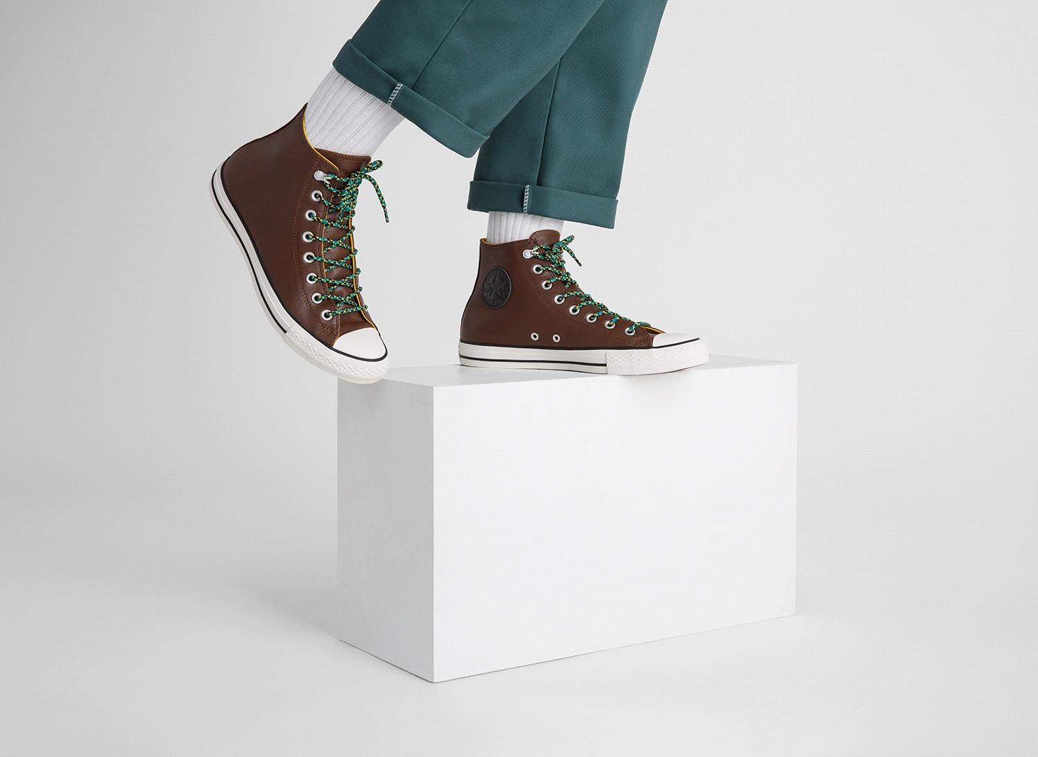 FA18_CUSTOM_CTAS_LEATHER_EYELET_HERO_BROWN.gif