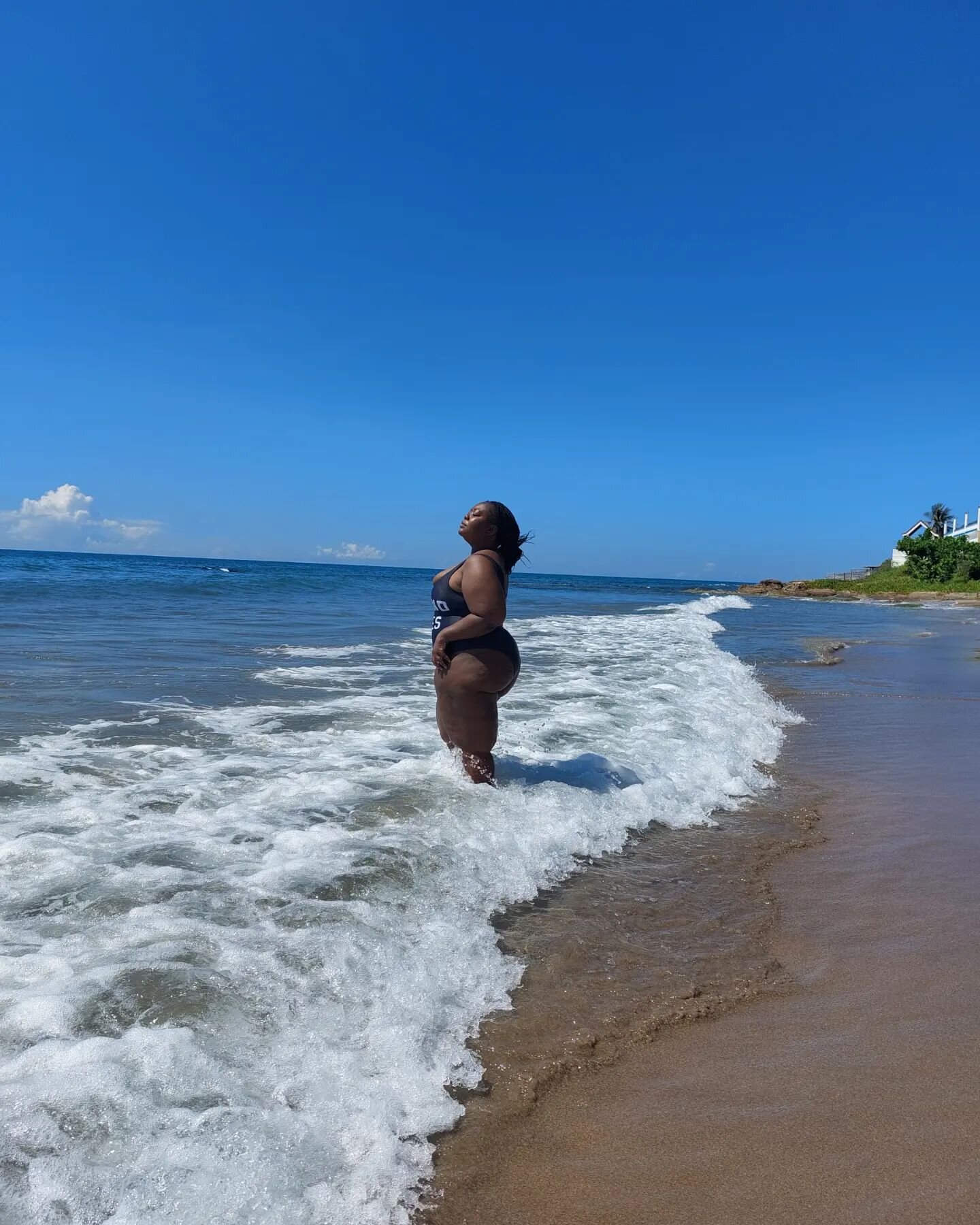 Good Times and tan lines. Daydreaming about beach days.

#astoldbynella #visitjamaica #traveljamaica #travelgram #blackgirlstraveltoo #curvygirltravels