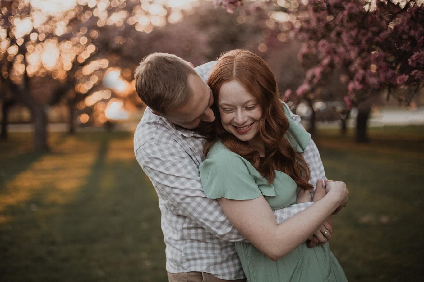 The sweetest couple in the prettiest springtime light ✨ Could the backdrop be any more dreamy?!