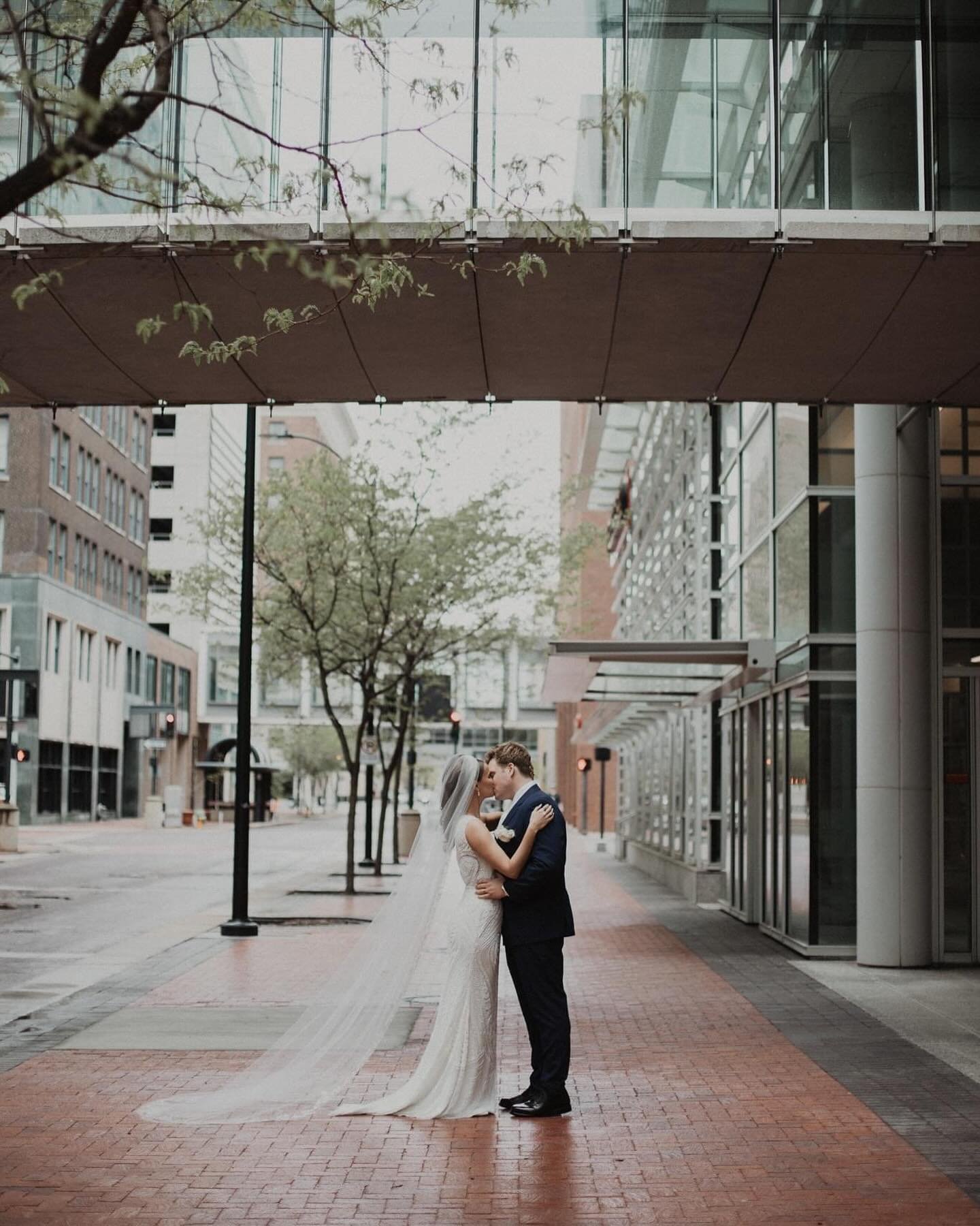 Some may know but others might not&hellip; shooting at @thetearoomdsm is always extra special to me because it&rsquo;s where I got married almost 5 years ago! It always warms my heart getting to stand in the same spot (even if it&rsquo;s just for det